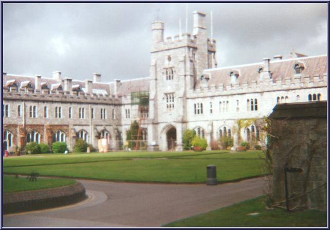 Main Quadrangle, uno dei tanti caratteristici giardini all'interno dell'University College of Cork.