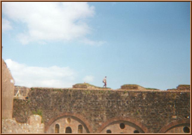 Camminata acrobatica sui bastioni del forte di Kinsale.