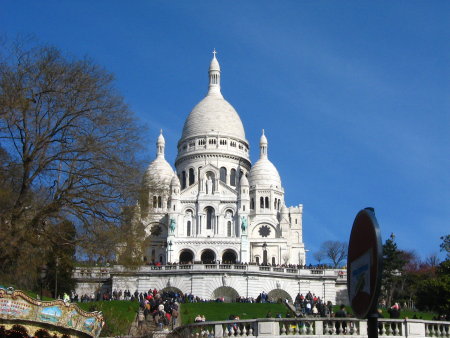  Monmartre. Su una collinetta. Parigi non  in pianura, ma adagiata su dolci pendii. A dir la verit dal metro in basso alla chiesa il pendio non era poi mica tanto dolce; ma sar l'et, o meglio, ormai sono 3 giorni che cammino da 'mane a sera' e le ginocchia mi fanno 'giacomo giacomo'.