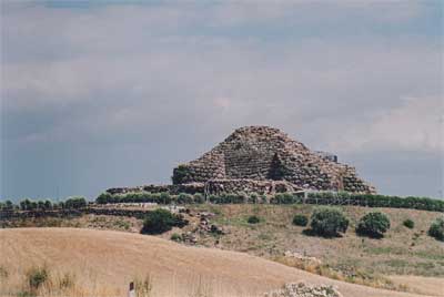 Iniziamo subito con la costruzione simbolo della Sardegna. Il nuraghe. Questo che vedete in foto, nei pressi di Barumini,  il pi grande ed articolato che abbiamo visitato. 